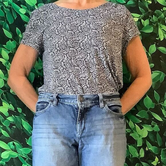 🌸 GAP Navy & White Floral Vine T-Shirt | Short Sleeve | Size Large - Picture 5 of 6